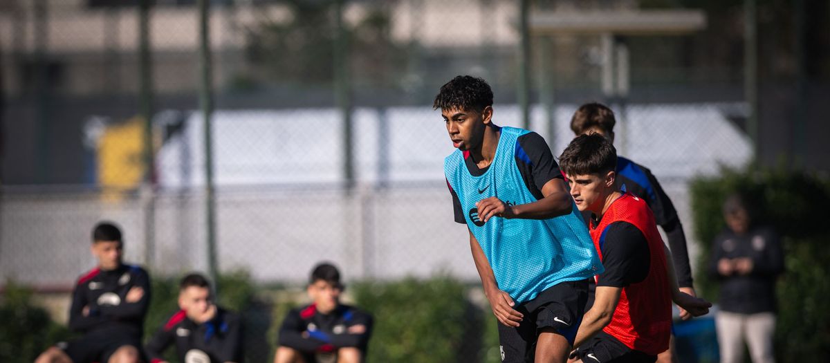 Lamine Yamal fa part de l'entrenament amb el grup