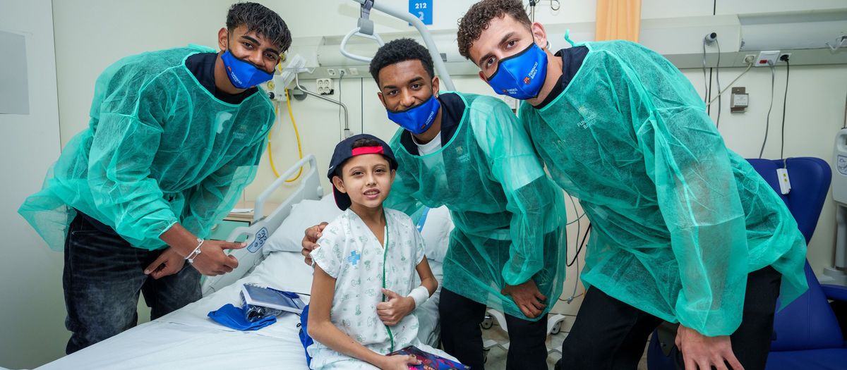 Los jugadores del primer equipo de fútbol masculino visitan a los niños en varios hospitales de Barcelona