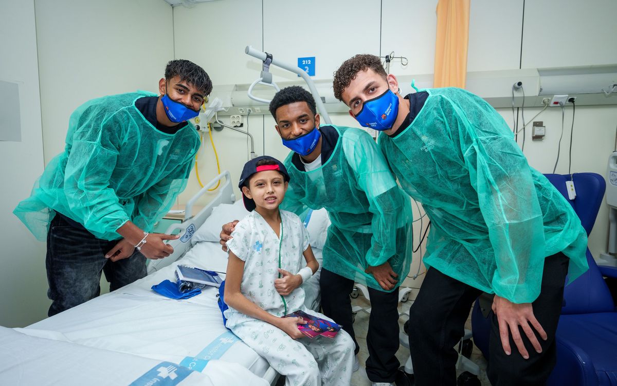 Los jugadores del primer equipo de fútbol masculino visitan a los niños en varios hospitales de Barcelona