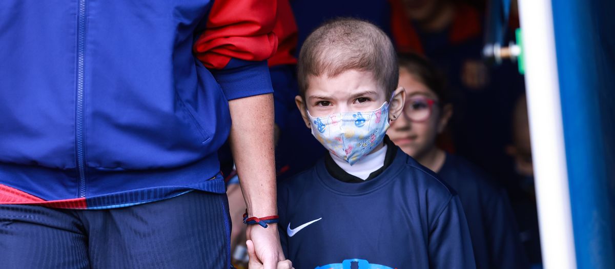 Infants procedents de diferents hospitals viuen la màgia del Barça amb els jugadors i jugadores i entren a formar part de l’equip Polseres Blaugranes