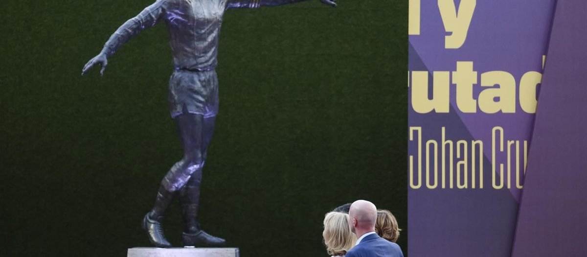 BARCELONA - SEP 14: The Johan Cruyff statue in front of the stadium at the  La Liga match between FC Barcelona and Valencia CF at the Camp Nou Stadium  Stock Photo - Alamy