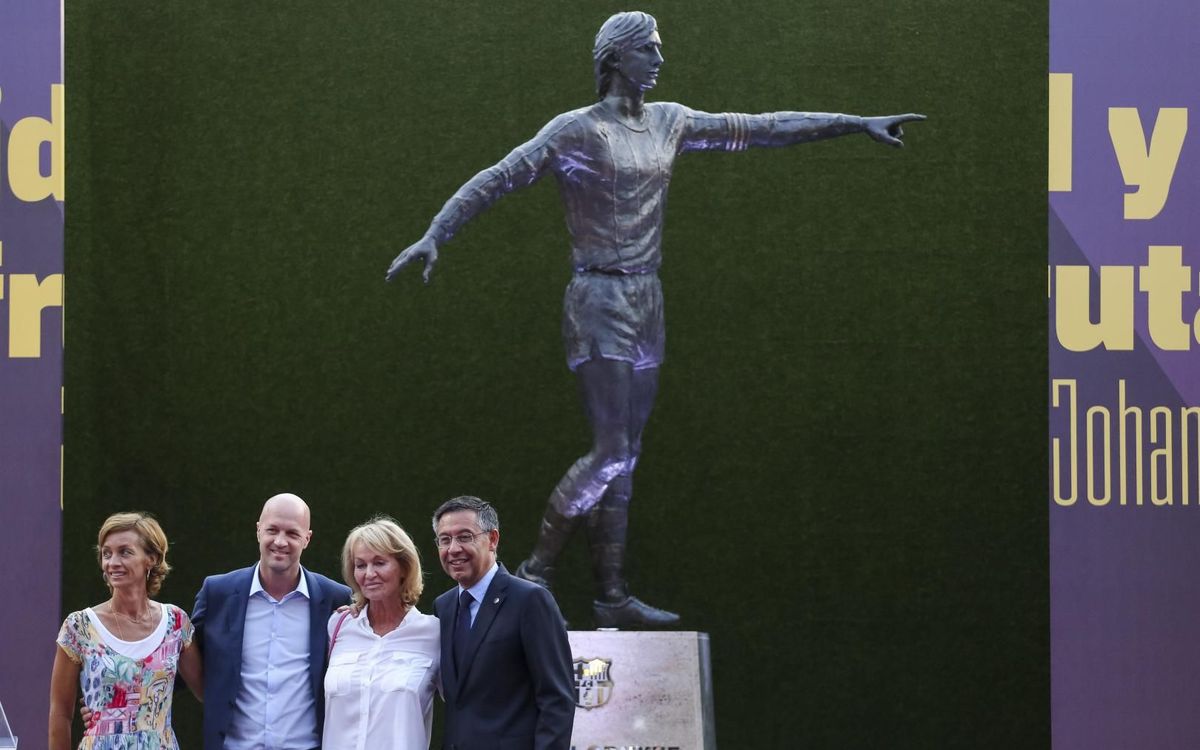 Inaugurada l'estàtua d'homenatge a Johan Cruyff a l'exterior del Camp Nou